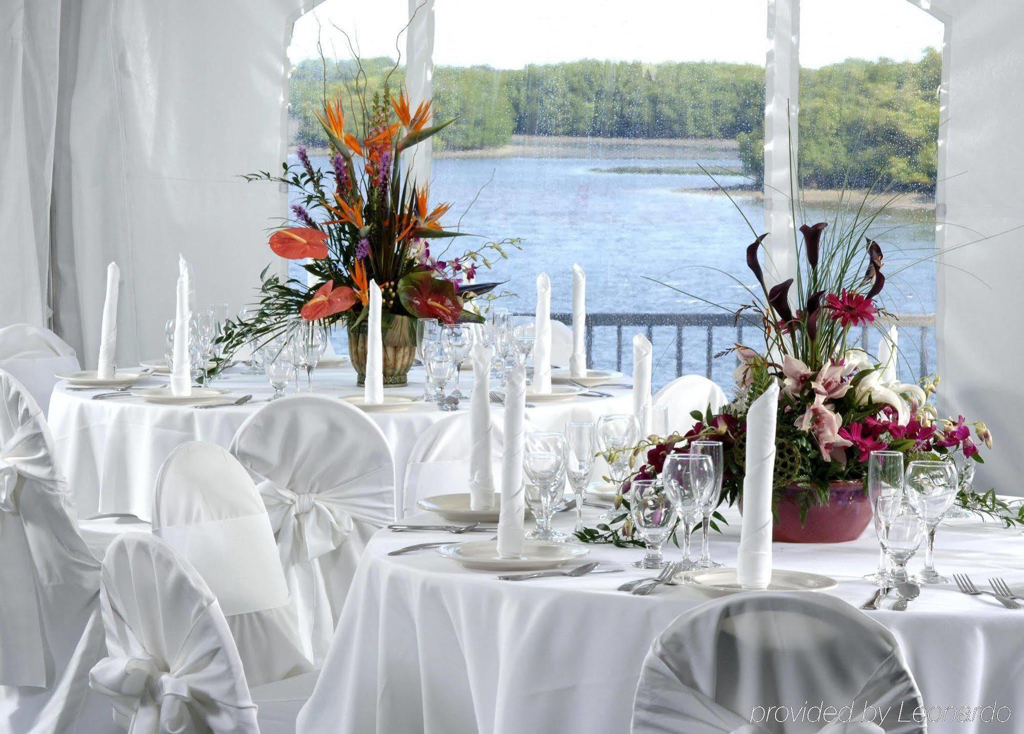 Doubletree By Hilton Tampa Rocky Point Waterfront 호텔 레스토랑 사진